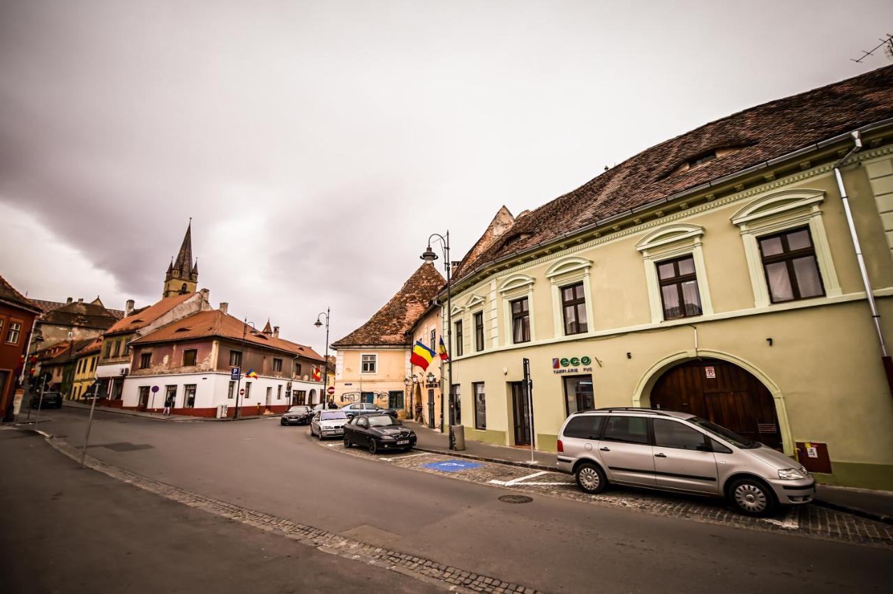 Jules' sunny, spacious&central apartment Sibiu Exterior foto